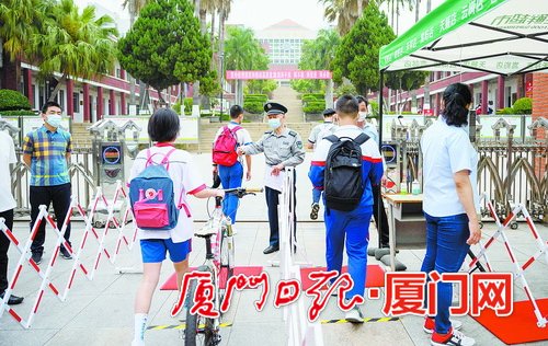 昨天,厦门十一中校长陈晖在朋友圈晒出一张图:学校宣传标语牌上